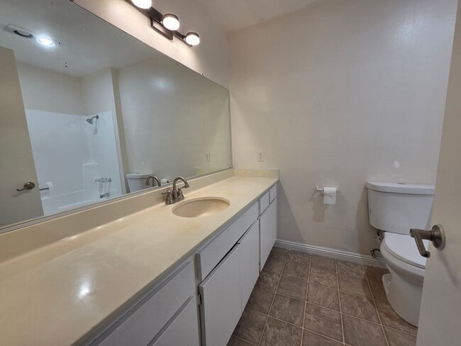 Building Photo - 3 Bedroom 2.5 Bath Town House