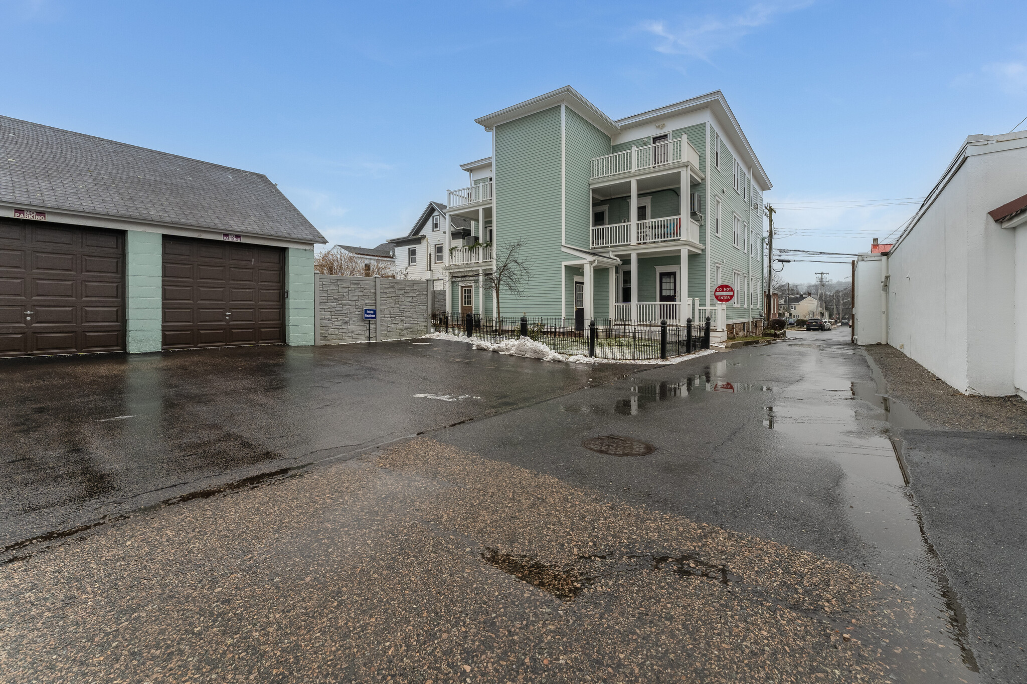 Building Photo - 16 Main St