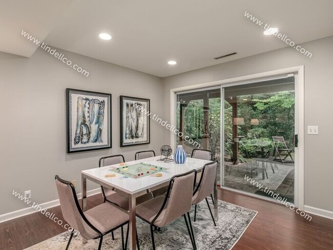 Building Photo - Spacious Mid-Century Modern Home in Counci...