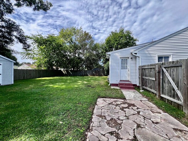 Building Photo - Cute single family home in the heart of th...