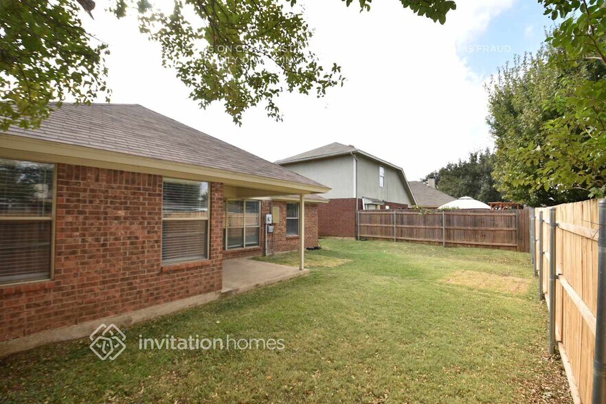 Building Photo - 2072 Bronco Ln