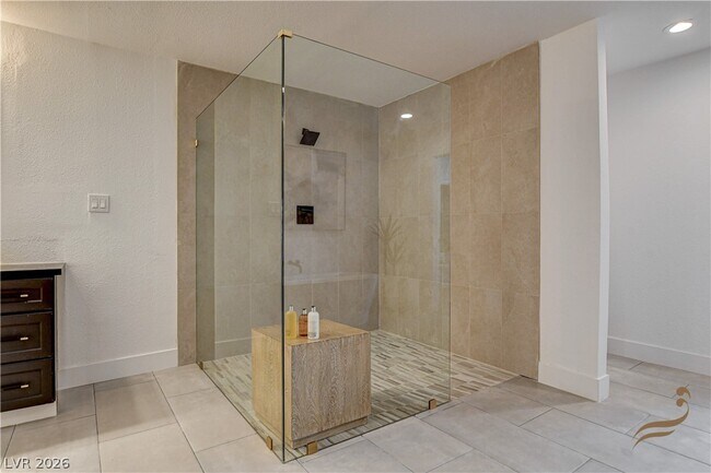 Building Photo - 2685 S Tenaya Way