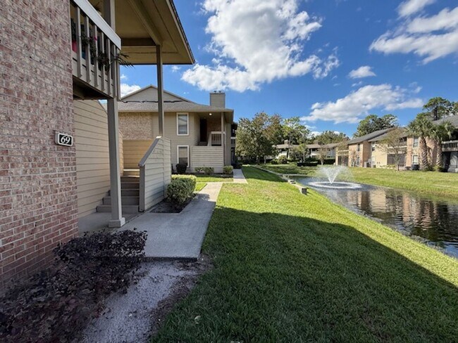 Building Photo - Beautiful Ground-Floor 2 Bedroom, 2 Bathro...