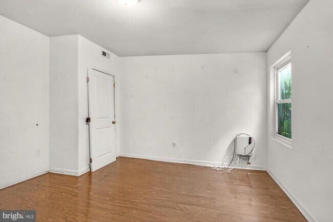 Building Photo - 1631 W Girard Ave
