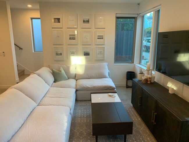 Building Photo - Capital Hill Row House ! 3 bed, 3 bath 194...