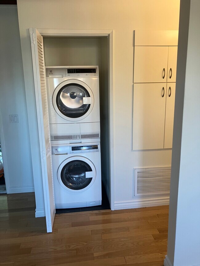 In-unit Laundry - 625 S Catalina Ave