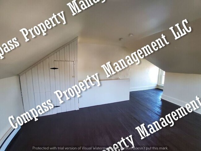 Building Photo - $1595 - 4 Bed, 1.5 Bath Half Double Home -...