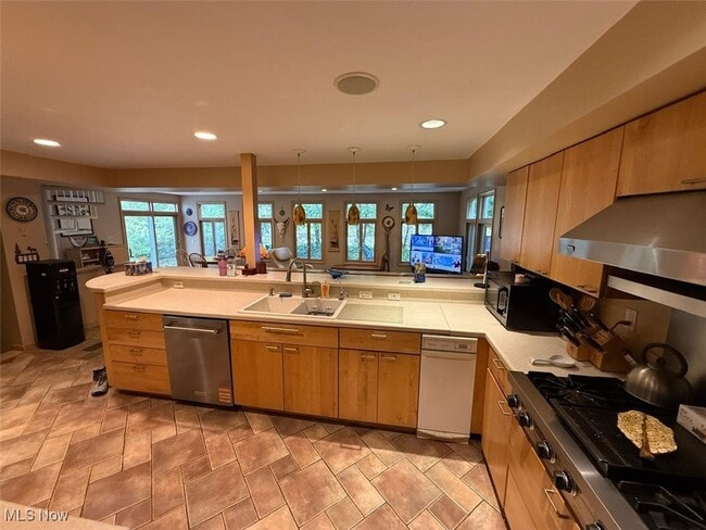 Building Photo - 8298 Valley Dr