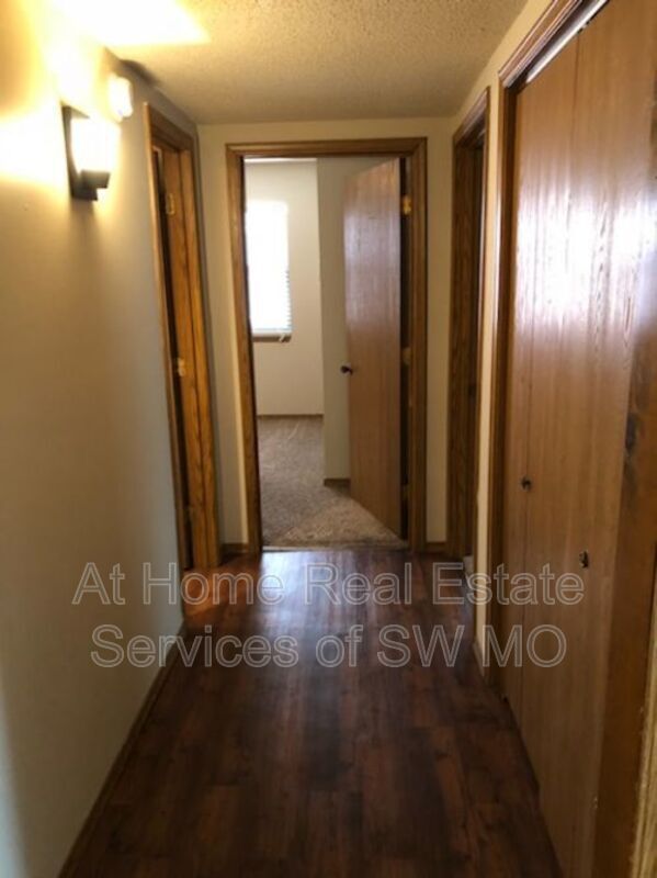 Building Photo - 2856 S Rogers Ave