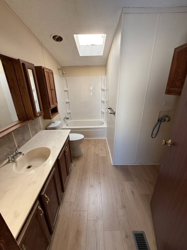 Building Photo - 1800 E Jordan Rd