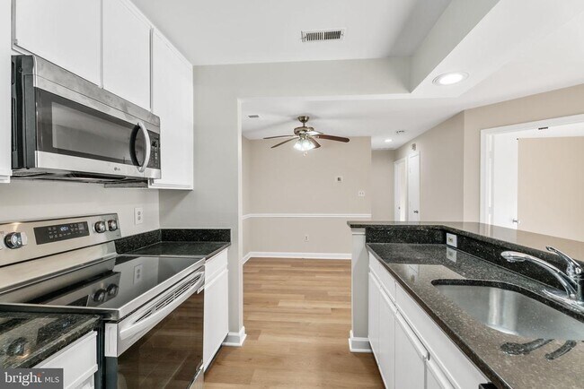 Building Photo - 3321 Sir Thomas Dr