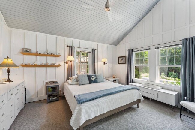 Building Photo - 695 Main St