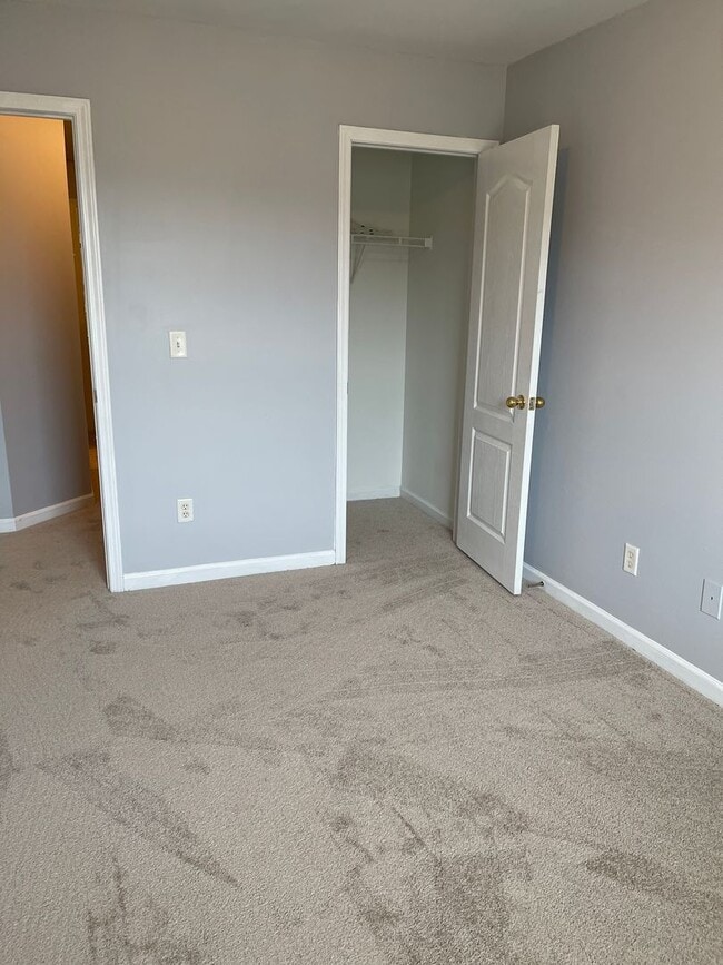 Building Photo - Spacious Townhouse