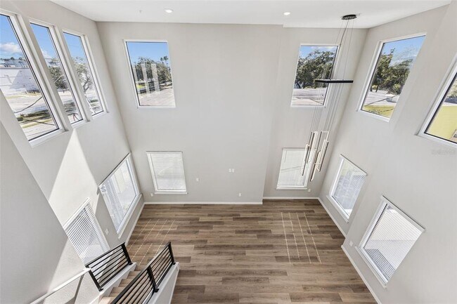Building Photo - 544 N Bumby Ave