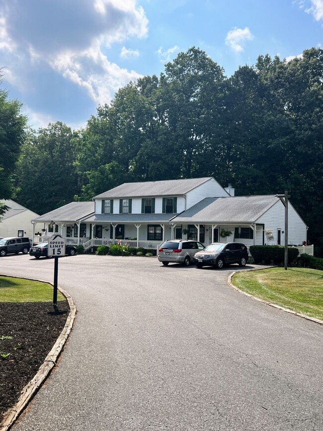 Building Photo - 3 Bedroom Townhome in Forest