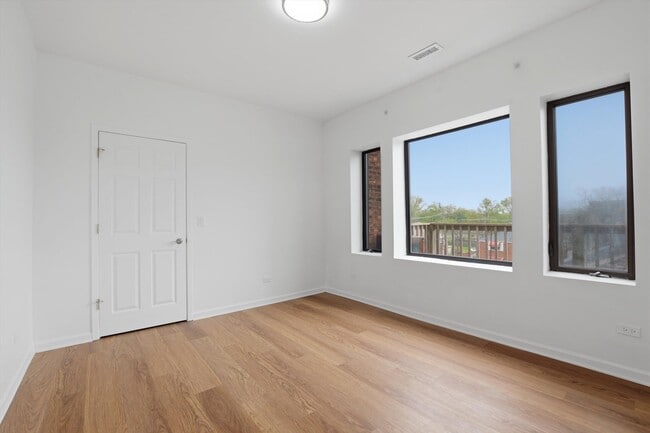 Building Photo - 7308 S Ridgeland Ave