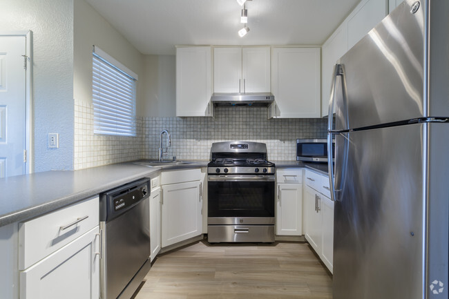 2BR, 1BA - 735 SF - The Harlow