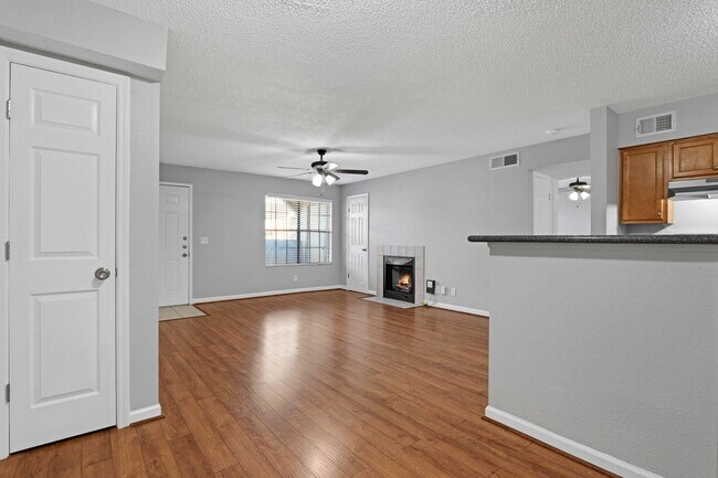 Building Photo - 1/1 Condo in Gated Lakefront Community ~ Laminate Flooring and Brand-New SS Appliances!!