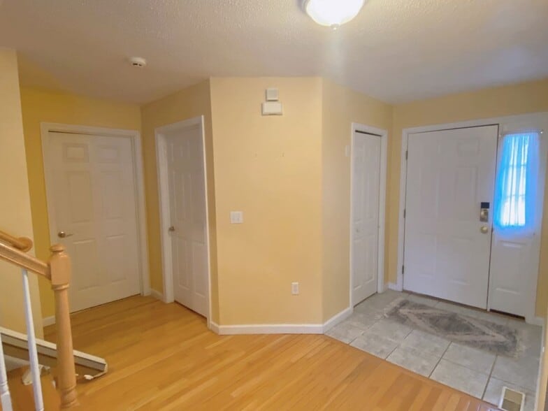 Building Photo - 1 Nutmeg Ct