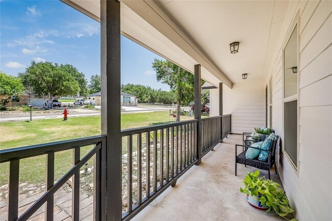 Building Photo - 604 Whispering Hollow Cir