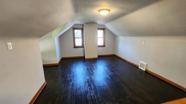 Building Photo - Single family home 3 bedroom