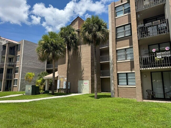 Building Photo - 3601 SW 117th Ave