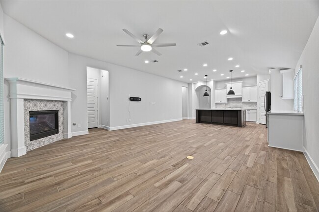 Building Photo - 302 Sky Top Dr