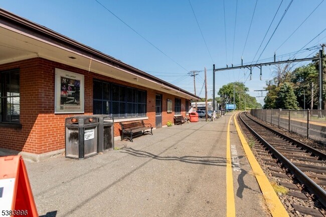 Building Photo - 207 N Fullerton Ave