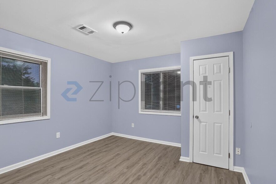 Building Photo - Unit B