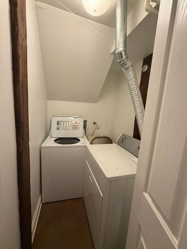 Building Photo - 1357 N Wolcott Ave