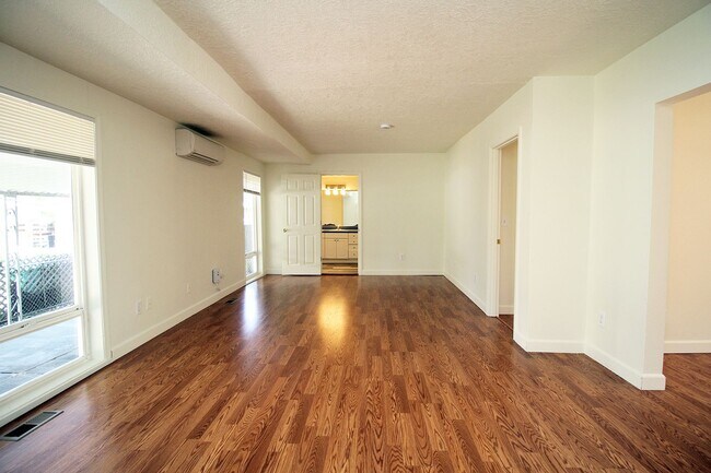 Building Photo - UNIVERSITY LIVING - Beautiful 5 Bedroom Ho...