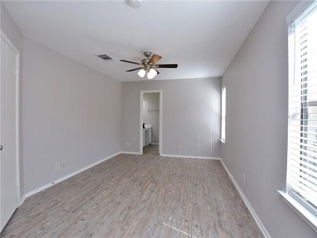 Building Photo - 802 Primrose Ln