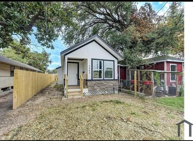 Primary Photo - 7039 Avenue L