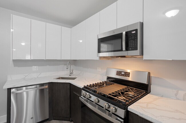Building Photo - 7326 N Damen Ave