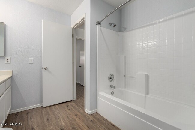 Building Photo - 1328 E Binner Dr
