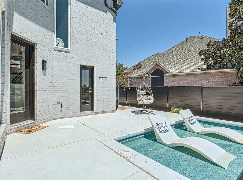 Building Photo - 1323 Bradford Dr