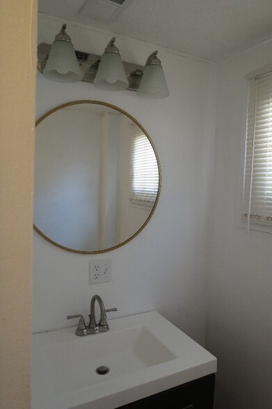 Building Photo - 203 S Maple St