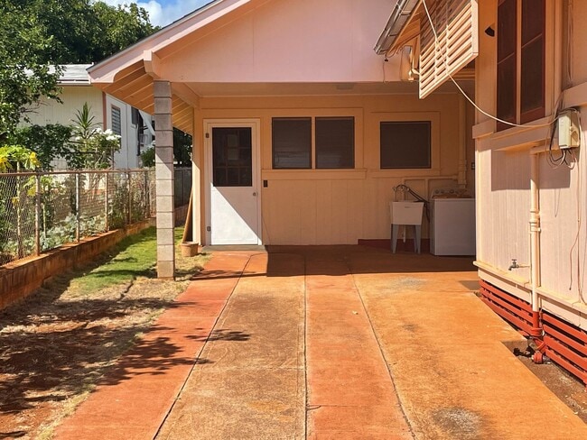 Building Photo - COZY KAIMUKI COTTAGE- UTILITIES AND PARKIN...