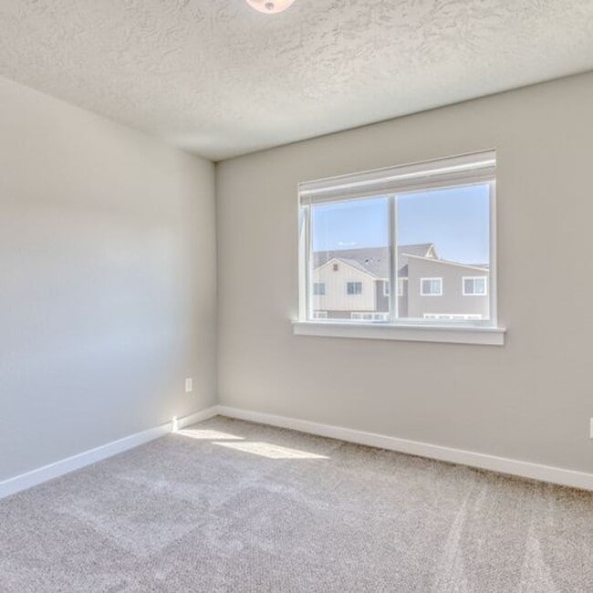 Building Photo - 4-Bedroom Townhome in West Boise