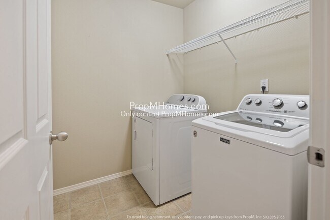 Building Photo - Light & Bright Three Bedroom Home in Aloha!