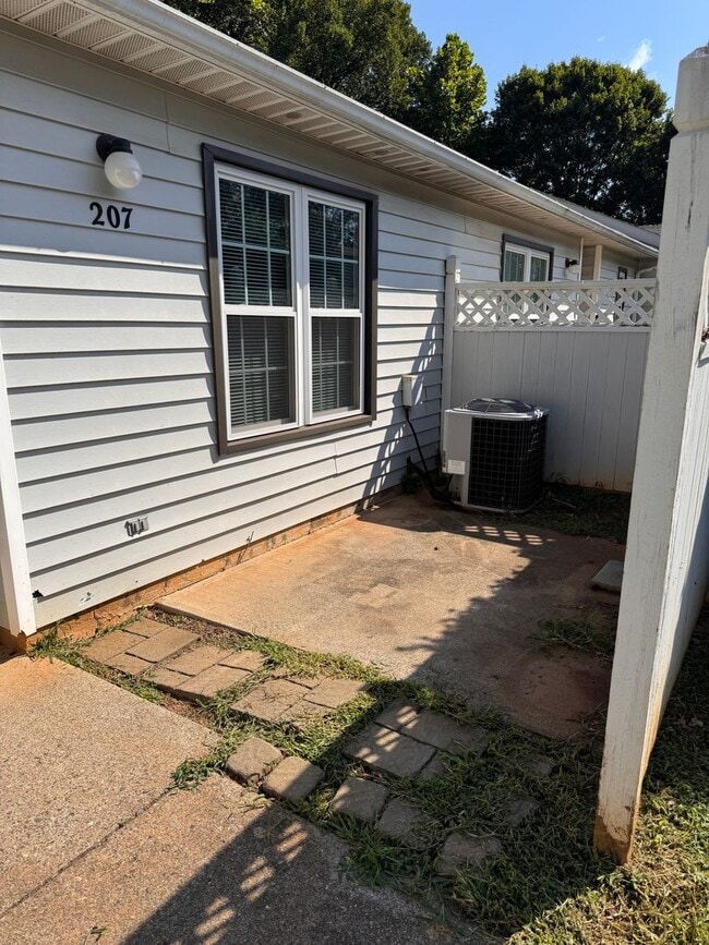 Building Photo - 2 Bedroom || 2 Bathroom - Single Level Tow...