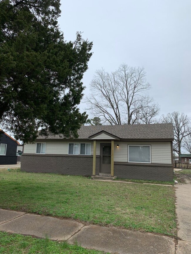 Building Photo - 3014 Parkwood Rd