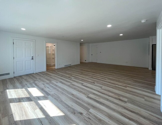 Building Photo - Charming NE Portland Apartment Near Parks, Shops & Transit
