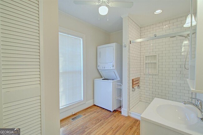 Building Photo - 654 Schuyler Ave SE