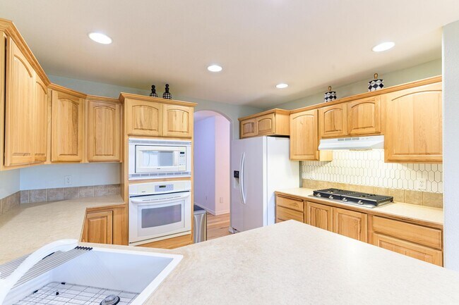 Building Photo - Private Oasis with Panoramic Mountain Views – 4 BR Plus Bonus Room / Office