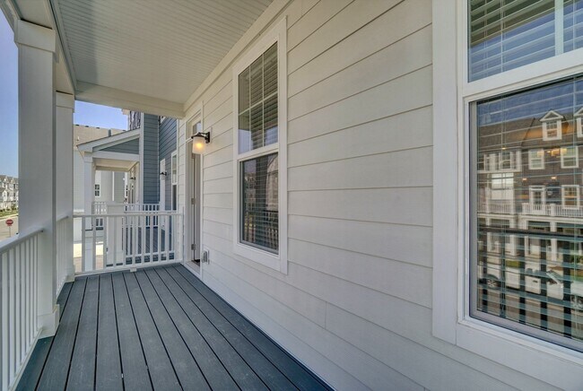Building Photo - 3-Bedroom Townhome w/Attached Garage! Avai...