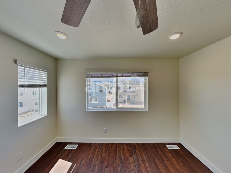Building Photo - 1211 Redbud Dr