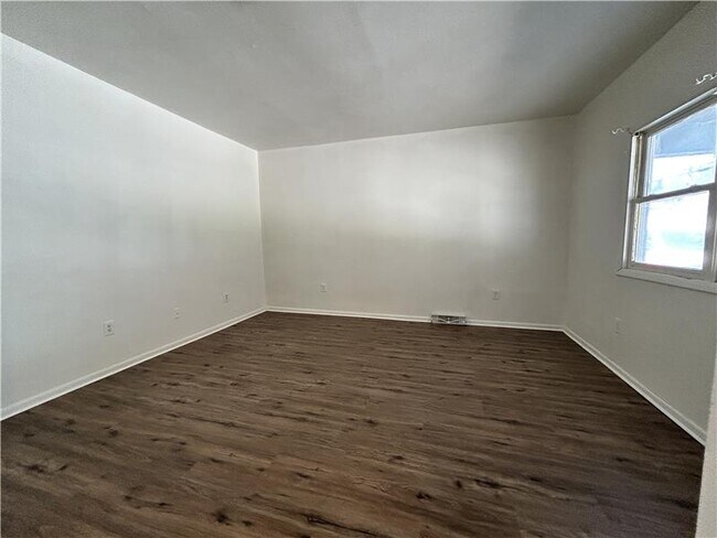 Building Photo - 634 Cove Rd