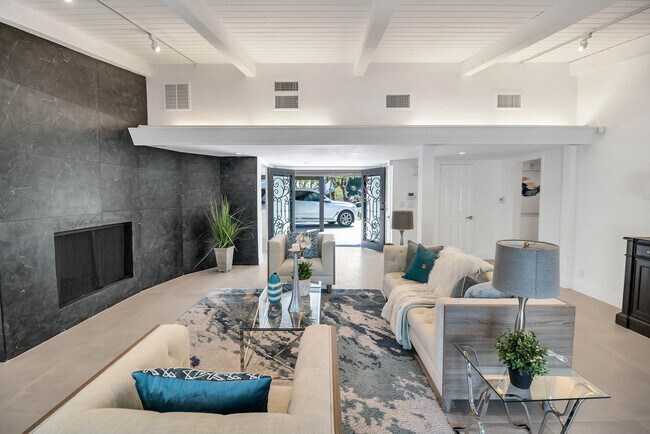 LIVING ROOM - 16047 Meadowcrest Rd