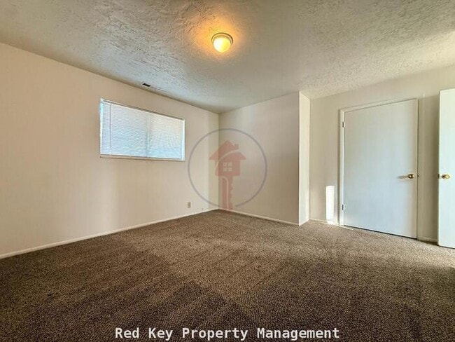 Building Photo - Noble Rd. Duplex